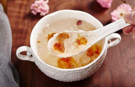 每天吃燕窩對女人有什么效果？燕窩真的可以起到美容養(yǎng)顏的功效嗎？